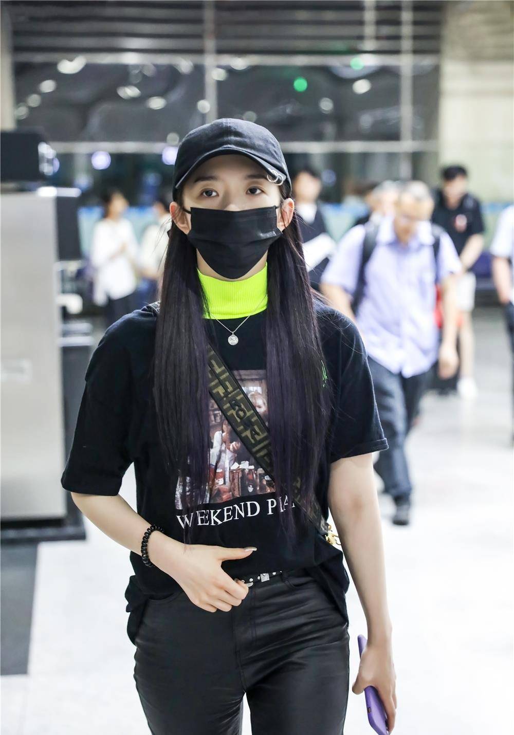 爱游戏平台孟美岐帅炸了穿高领T恤配皮裤化身酷girl这个“大哥”有点撩(图2)