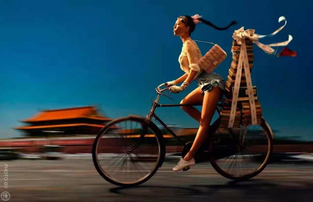 2003年以后,她因为《青年视觉》拍摄系列封面作品,在时尚圈崭露头角.