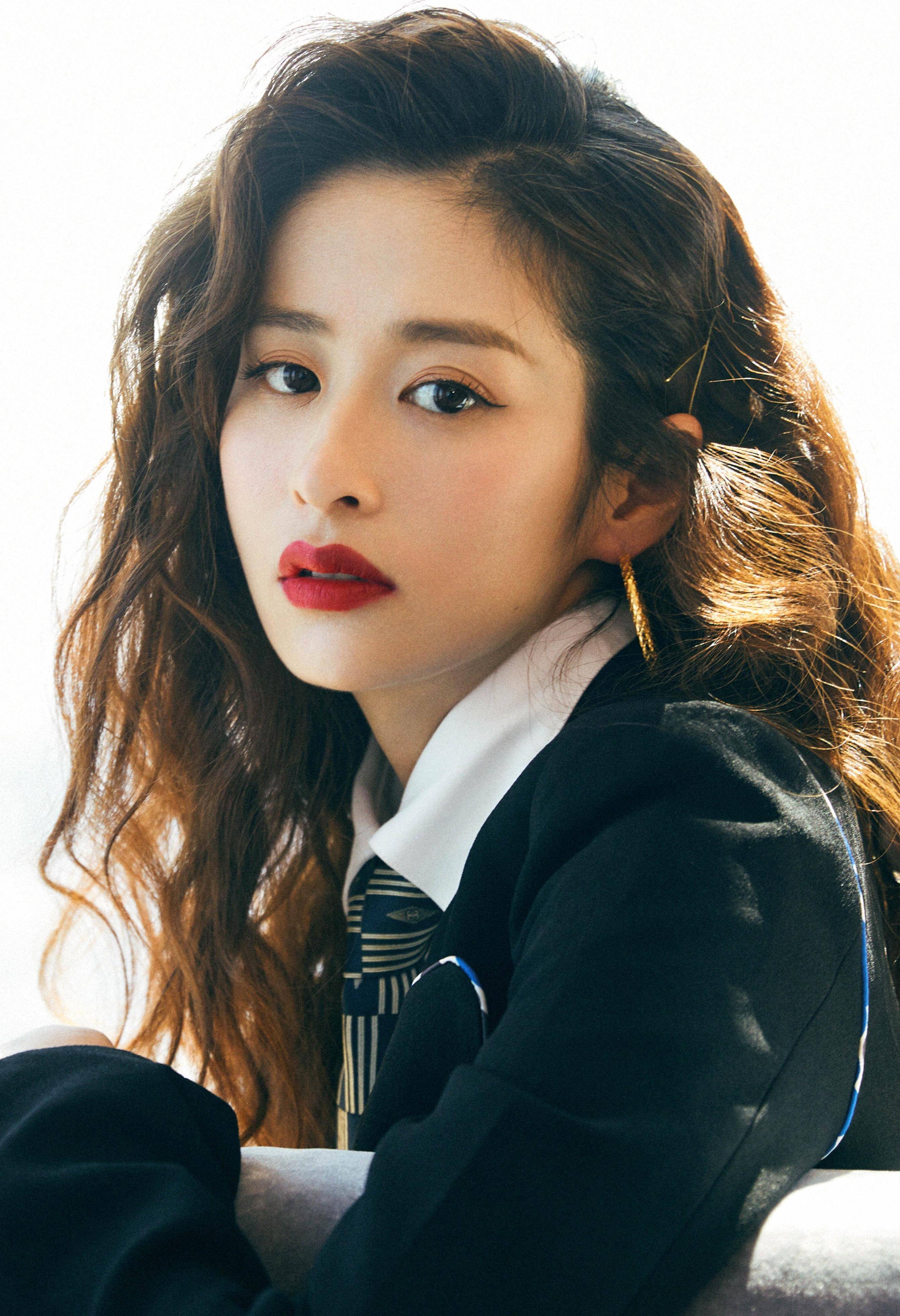 原创被颖儿的新发型美到了,制服裙 大波浪超有女人味,哪像孩子妈?