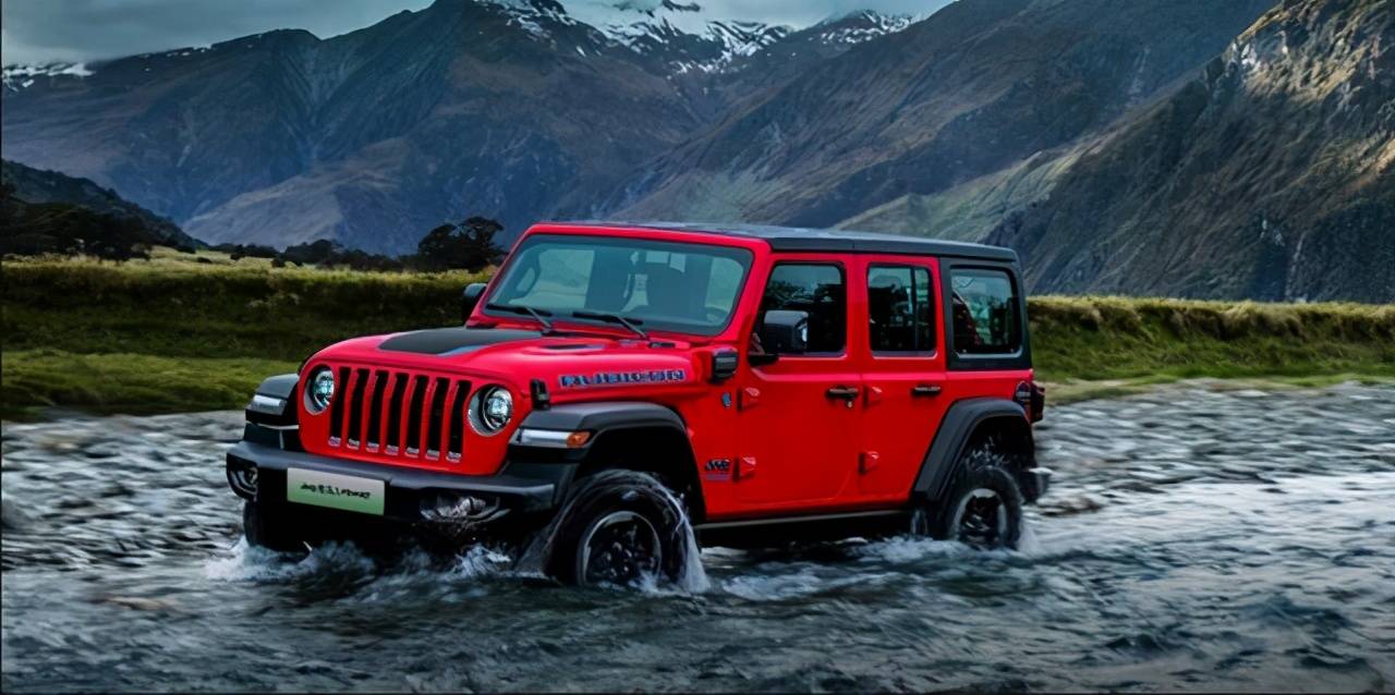 虽说牧马人4xe先行版是一辆插电混动选手,但外观依旧保持着燃油版车型