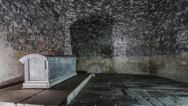 内蒙古炸出千年女尸,身上都是"毒物",考古学家没人敢触碰_古墓