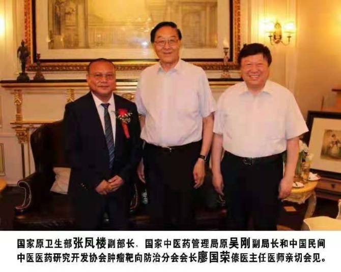 廖国荣(傣名罕真),1977年生于世代相传的傣医民族医药世家,从小就受到