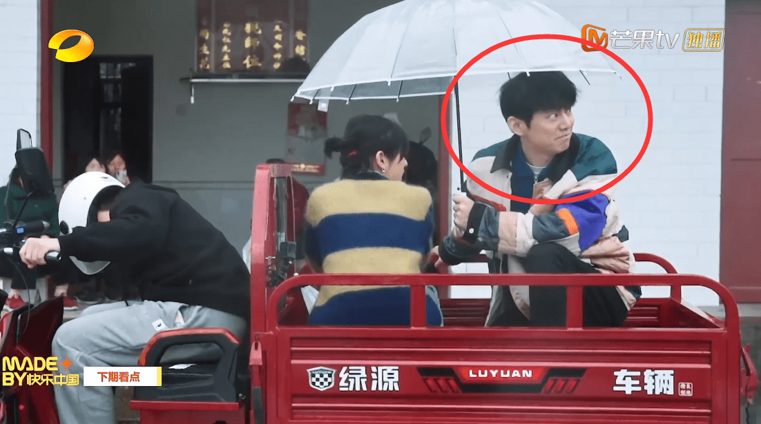 张艺兴嘲笑黄磊开拖拉机熄火,实则暗藏小心思