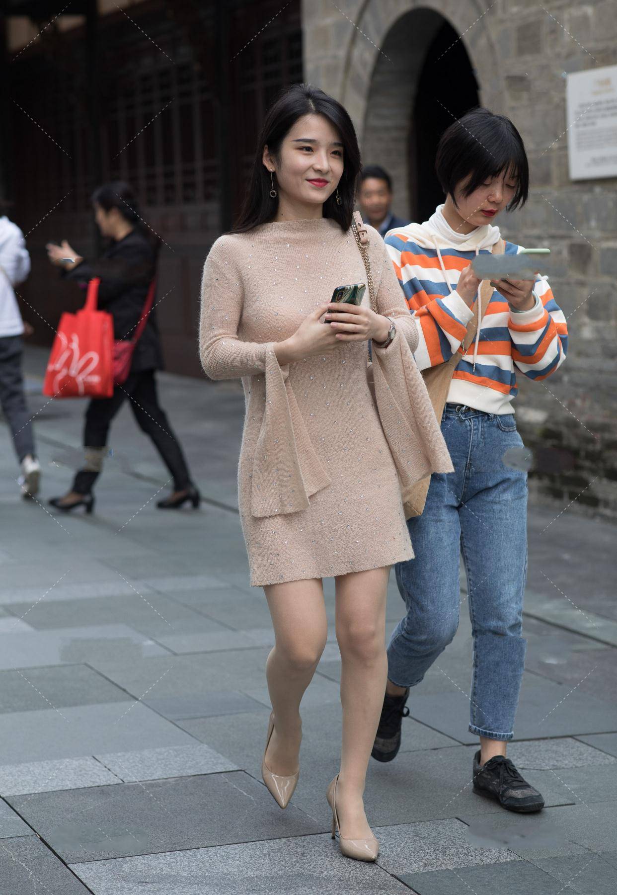 米色毛衣裙搭配超长袖子,优雅贵气,知性温柔