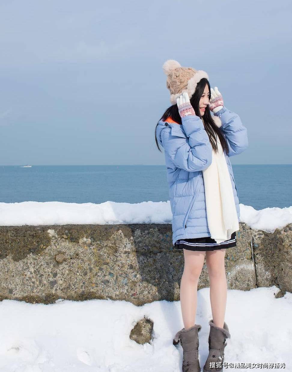 雪地里穿百褶短裙的女孩,青春靓丽,活泼可爱就是有点美丽冻人呢_姐姐