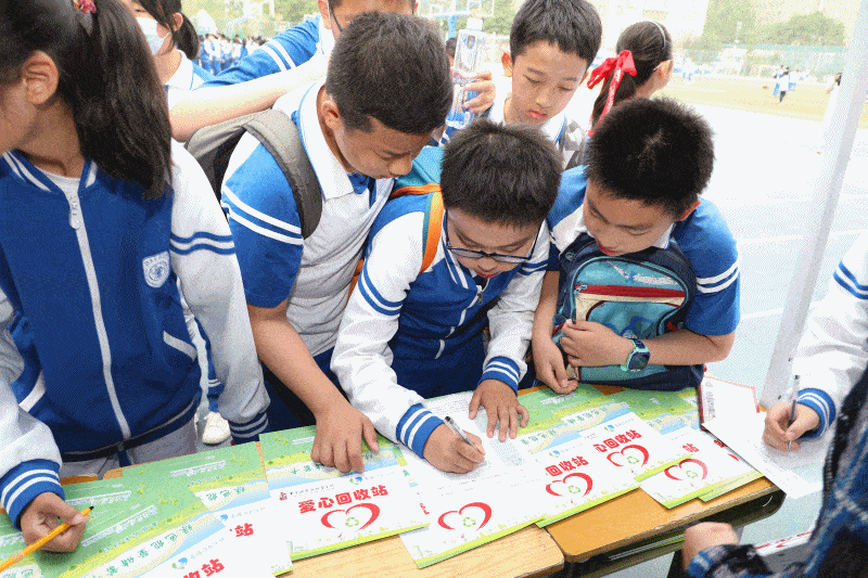 “春藤成长计划”交大附中学生节捐赠仪式举行 