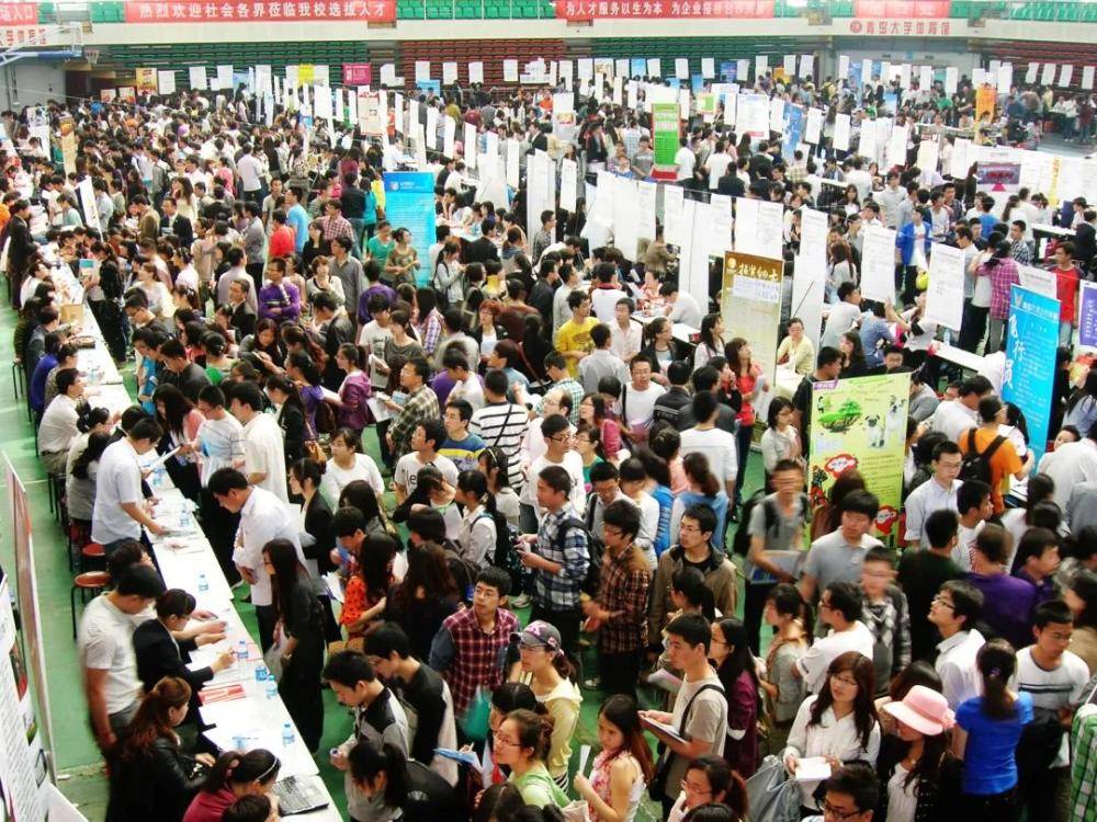 与就业环境之间,个人能力与就业市场之间严重脱节,再加上社会经验不足