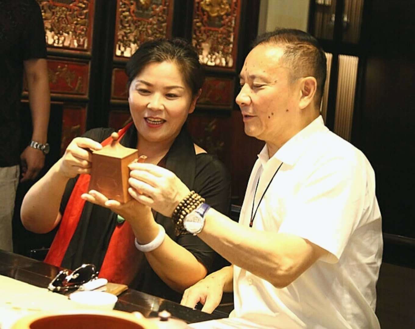 著名特型演员卢奇:真爱扶持车祸妻子重新站立-搜狐大视野-搜狐新闻