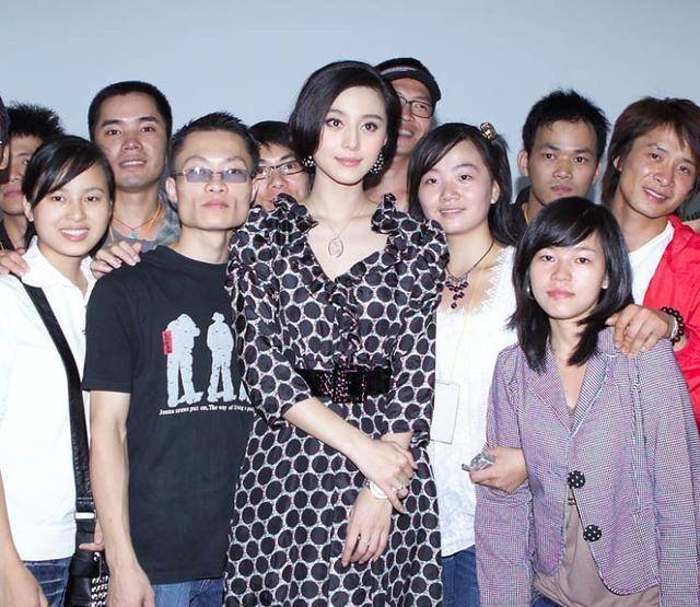 金晨参加品牌活动与素人合影聚餐 颜值抗打 却因没穿晚礼服被素人吐槽 网友 金晨参加品牌活动与素人合影聚餐 颜值抗打 却因没穿晚礼服被素人吐槽 网友