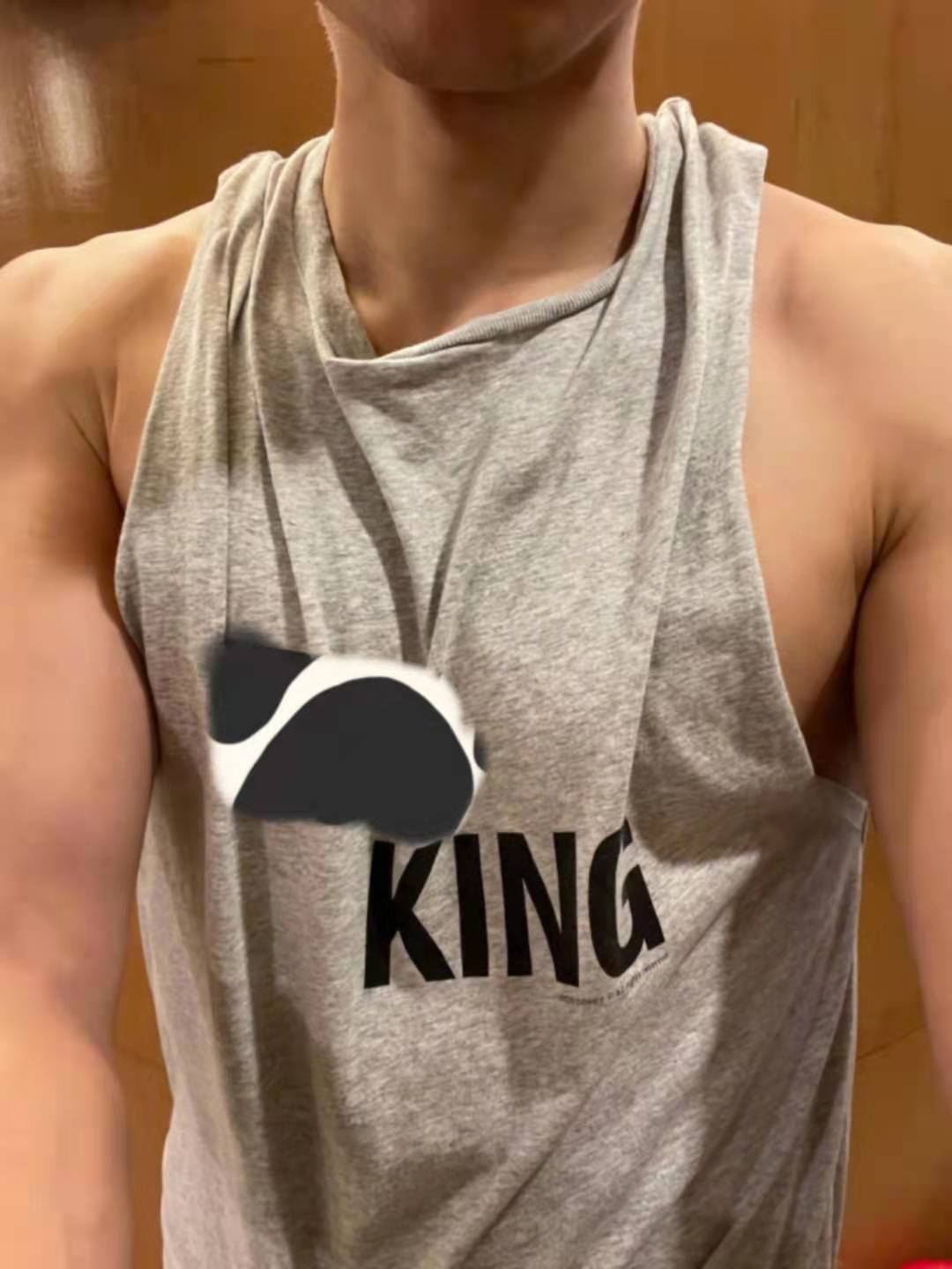 照片中是张杰上半身的肌肉,穿着无袖背心的他可以看到很明显的胸肌.