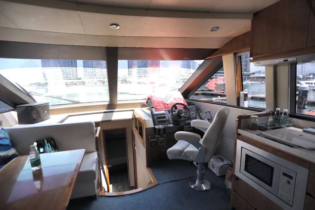 这艘游艇居然有二个驾驶舱.