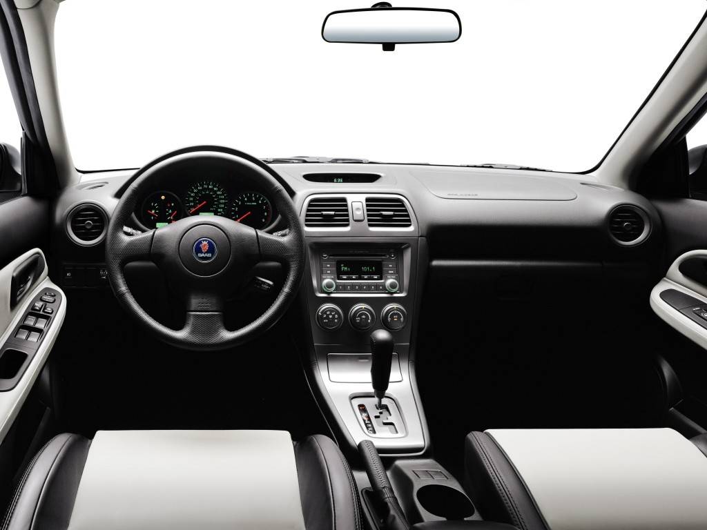 内饰方面,同样找不到萨博的设计元素.