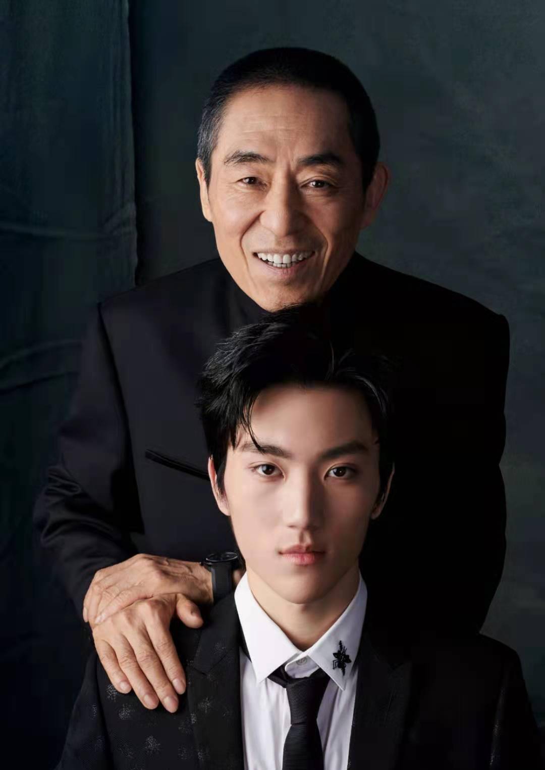 原创张艺谋娇妻晒合照为儿庆生,20岁张壹男像极父亲,高中起就当导演