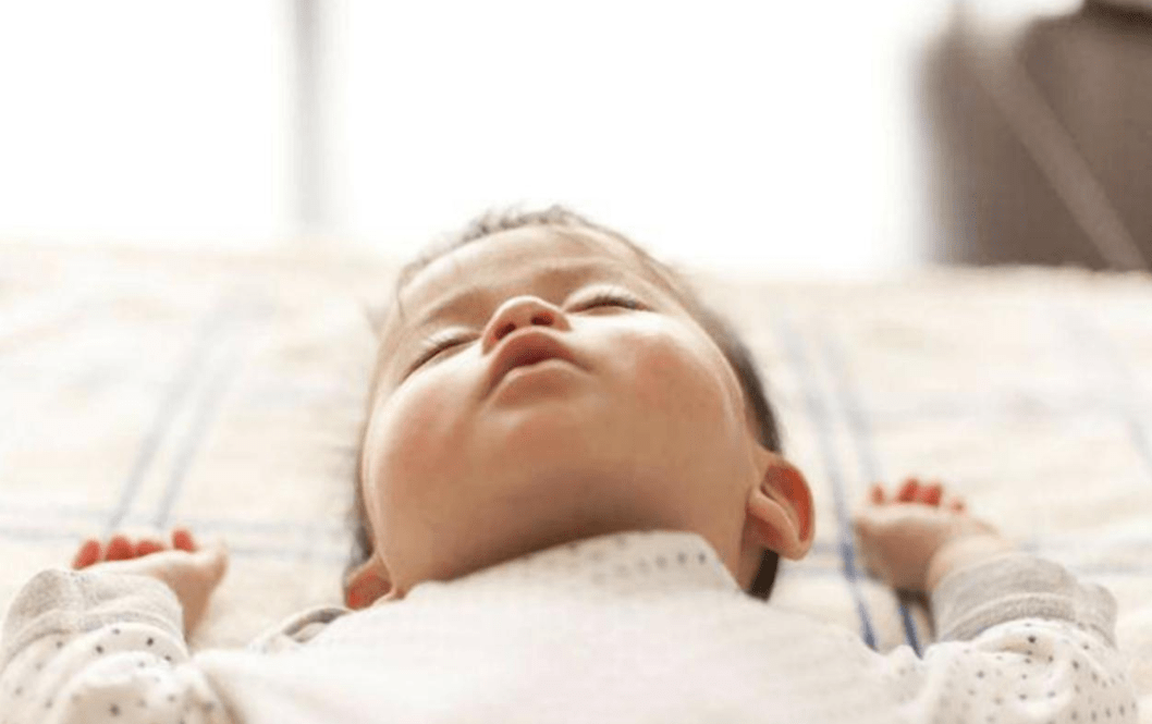 睡觉姿势那么多,为何新生儿宝宝偏爱"举手睡"?新手妈妈要了解