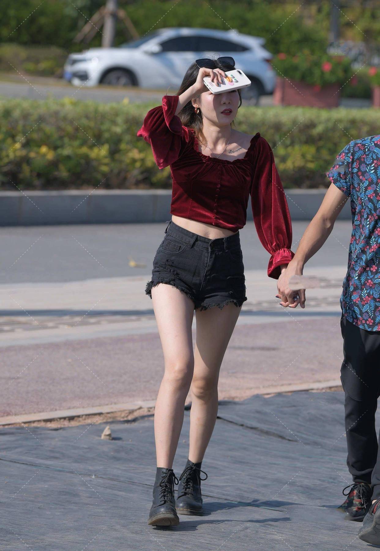 红色热情典雅 黑色沉稳大气 红黑搭配让休闲穿搭也变得十分高级 爱乐网