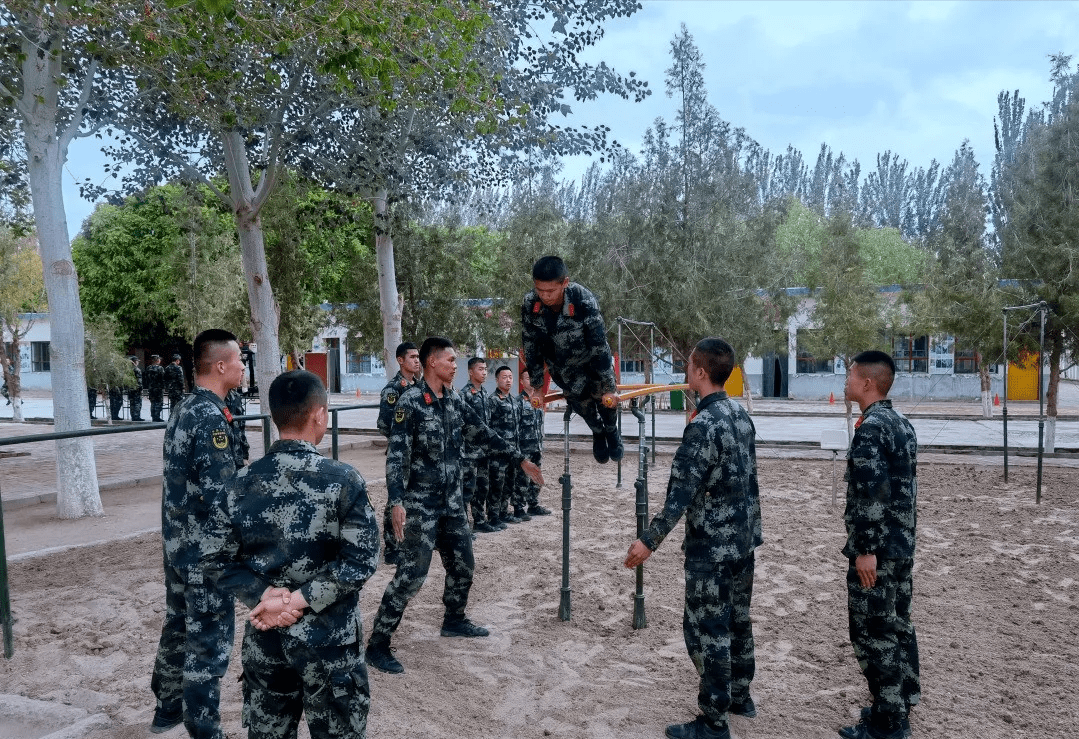 觀摩了武警戰士的擒敵拳,器械訓練等科目演示