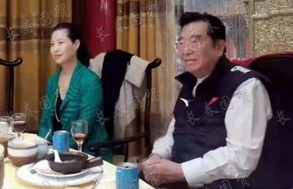 李双江带小27岁的妻子参加聚会 相邻而坐无交流