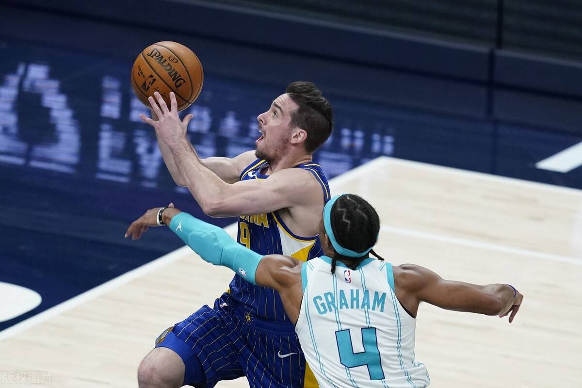 原创三球低迷,黄蜂惨败无缘季后赛!詹姆斯盛赞库里,焦点战一触即发