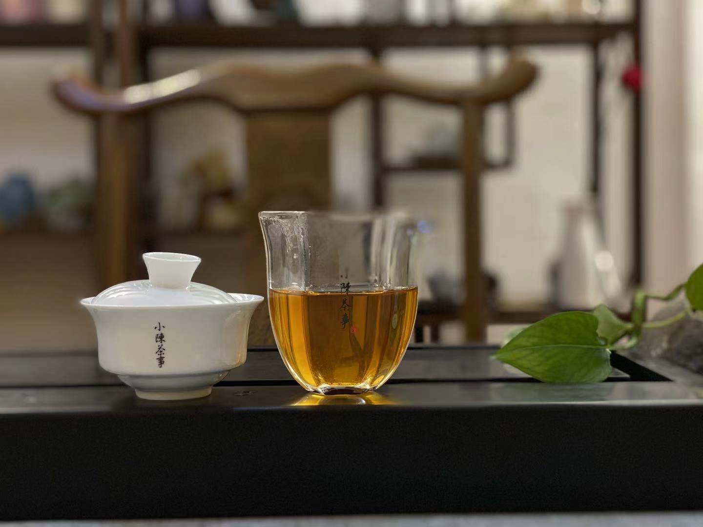 红茶直接喝还是加糖加奶 过期还能喝吗 老茶客讲解3个常见问题 保质期