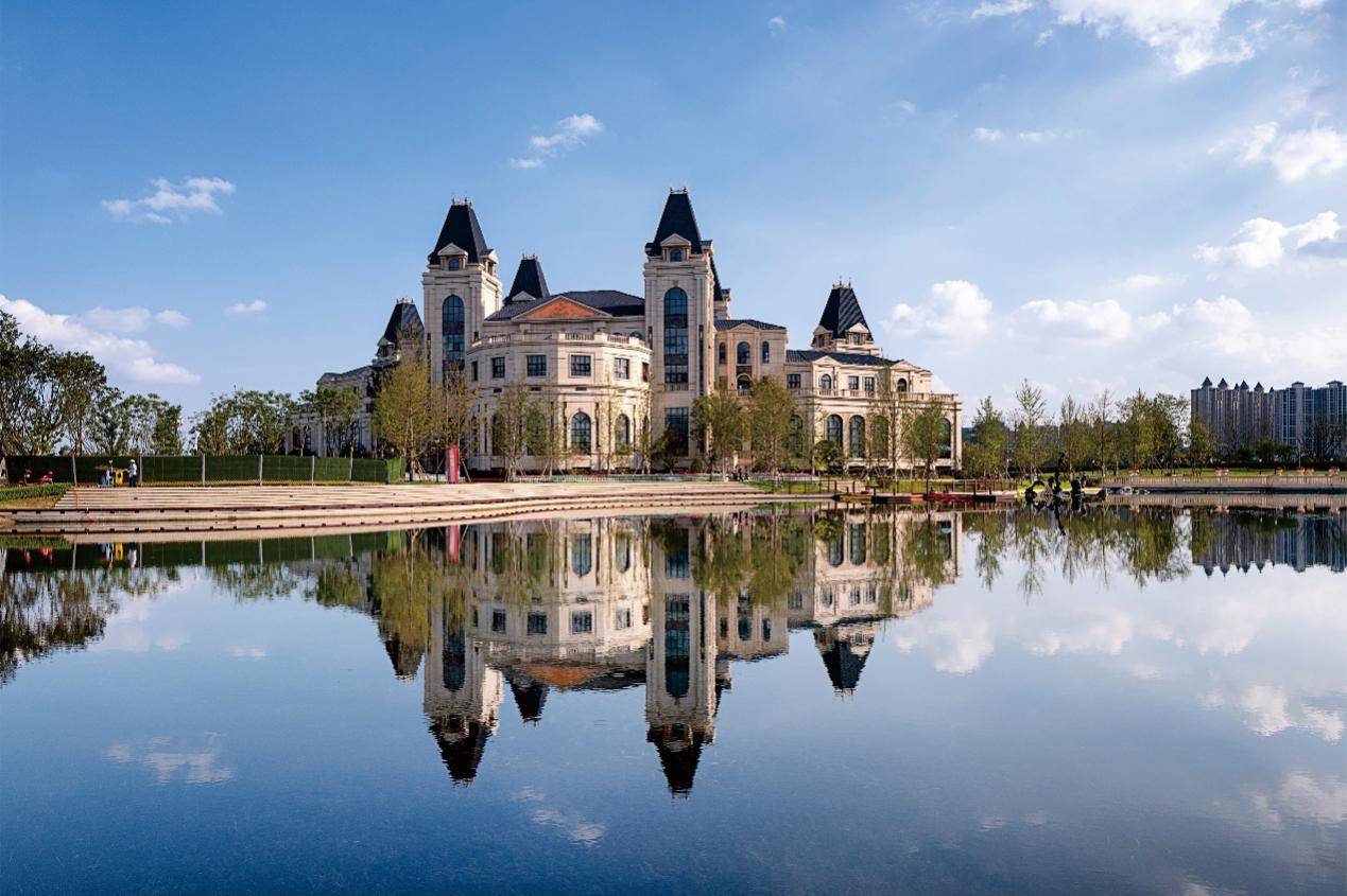 德阳·新鸥鹏教育小镇北海·新鸥鹏教育城,位于北海市主城区核心,总