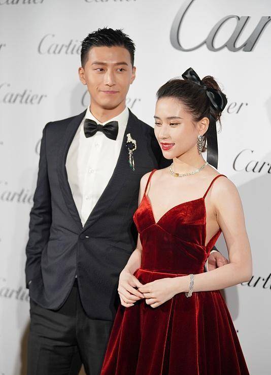 原创何超莲窦骁走红毯穿吊带丝绒裙气质高贵这才是真名媛