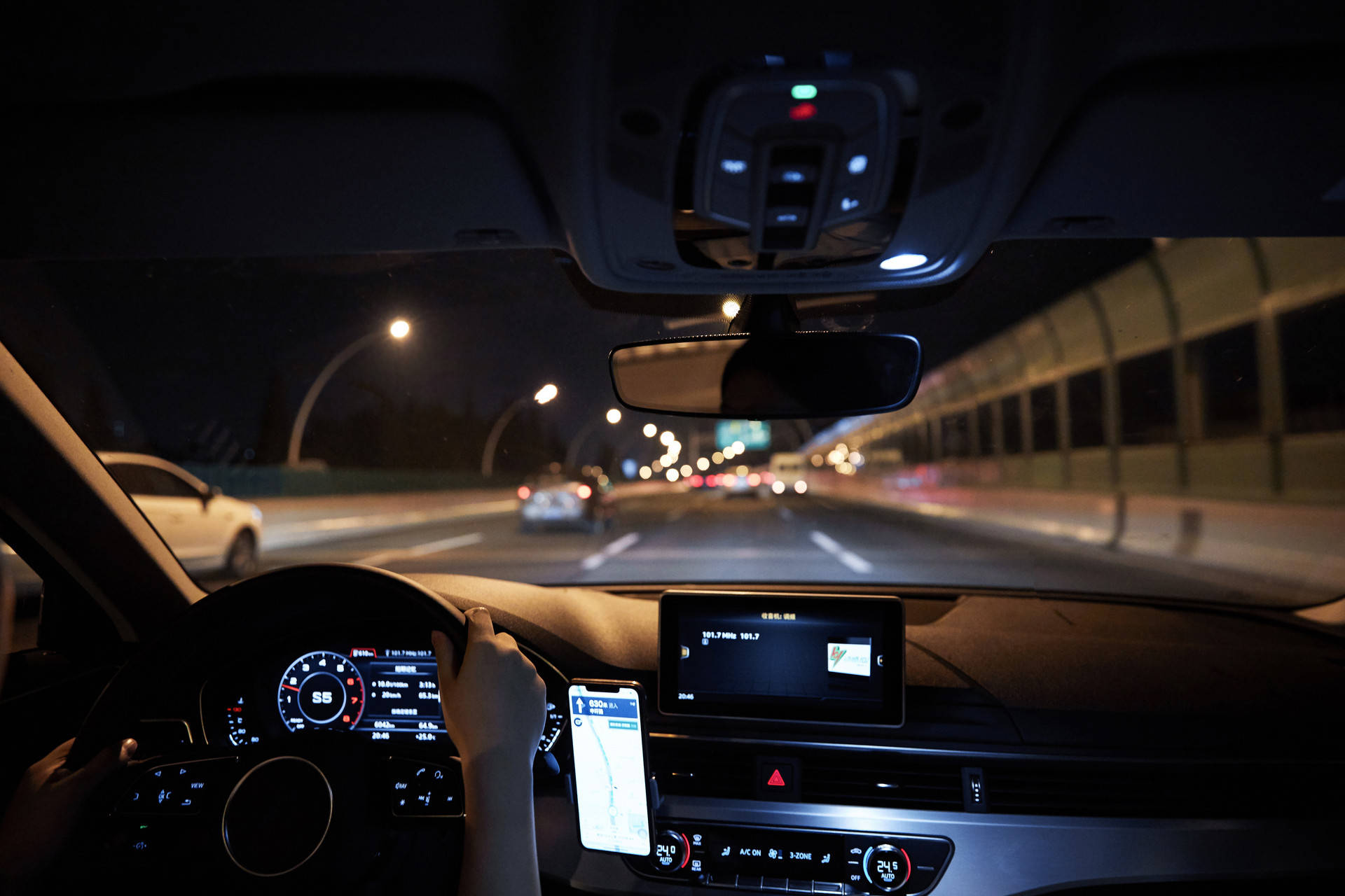 驾驶 特写 开车 行驶 过隧道 车流 夜景 交通 驾车 视频素材
