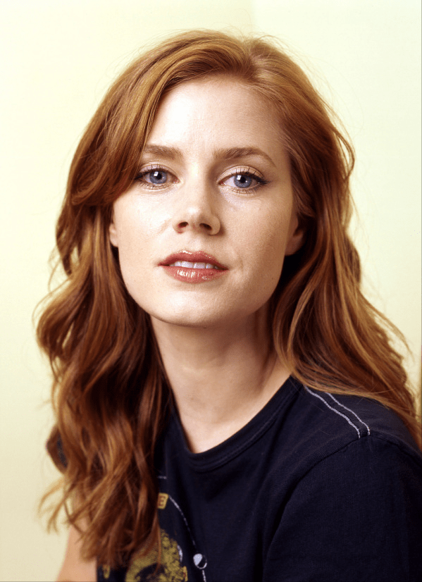 "超人"女友艾米·亚当斯47岁了,年轻时美得倾国倾城