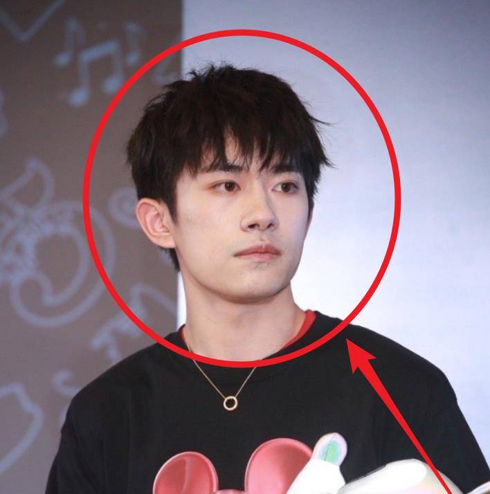 很多人都觉得易烊千玺可能是因为拍戏过多,所以导致发腮发胖,颜值有点