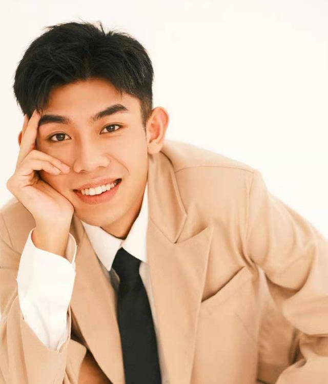 原创百万级网红张国政官宣恋爱女友颜值颇高双方合体直播好甜蜜