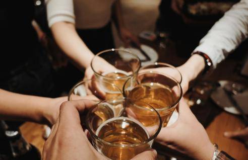 喝酒能导致抑郁吗 28ab71686c484c9787f90289ac4773a9.jpeg