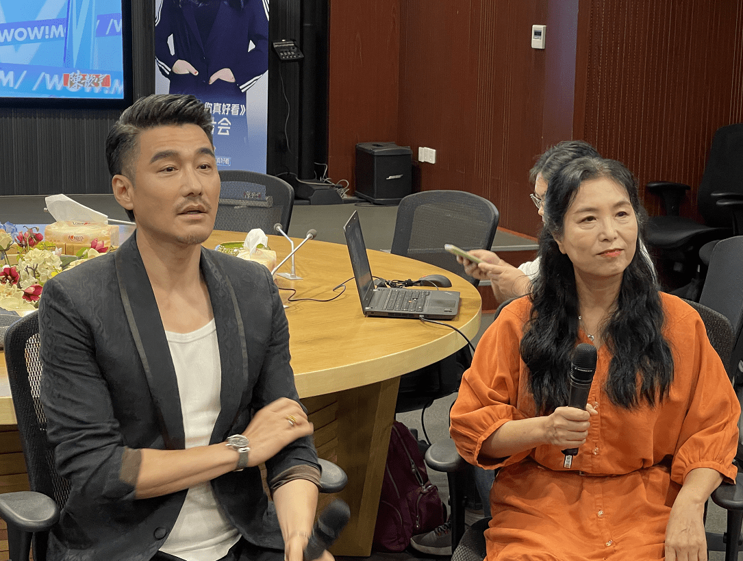 50岁胡兵太会保养!毫无颈纹还超瘦