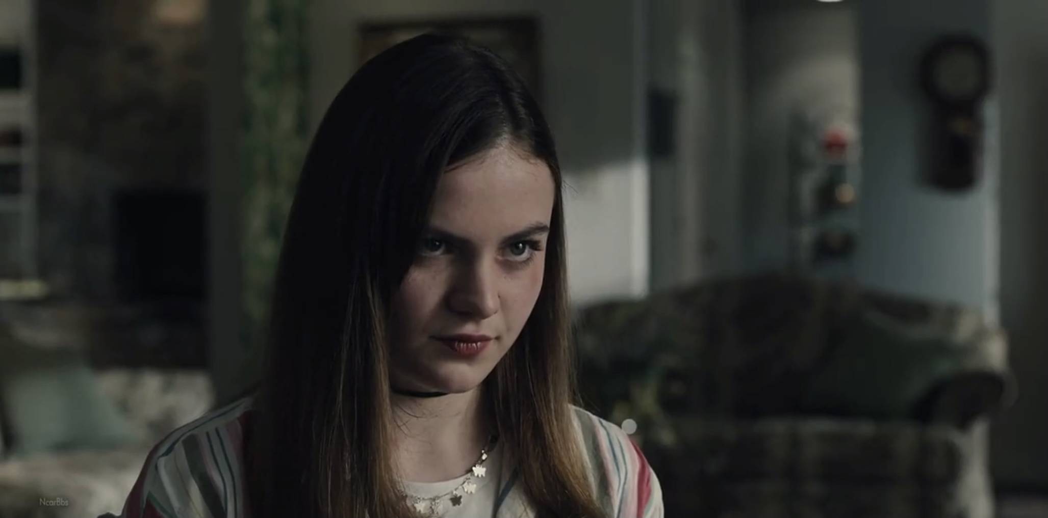 原创小镇美少女互扯头花悬疑美剧残酷夏天滤镜和讲故事方式很特别