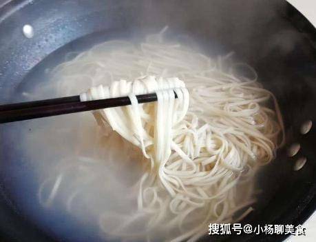 煮面条时别直接开水下锅掌握1点小窍门面条顺滑分明不成坨