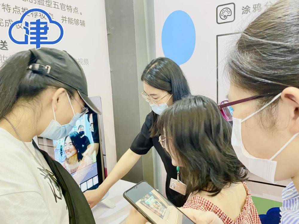观众|世界智能大会公众开放首日 现场观众体验智能科技热情高涨