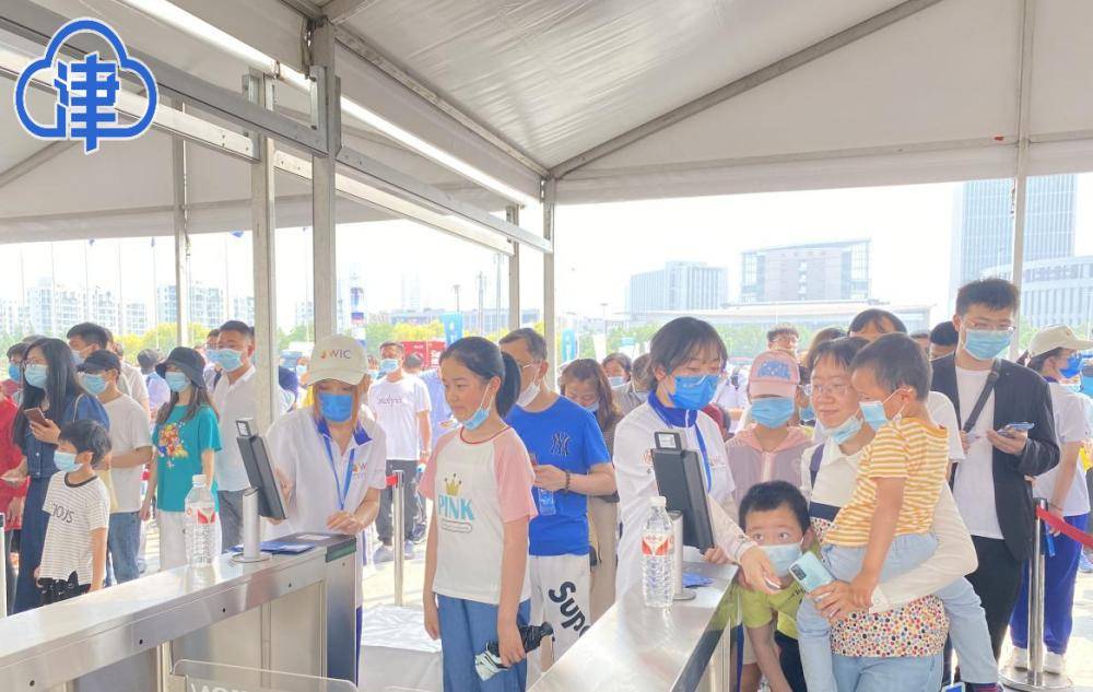 观众|世界智能大会公众开放首日 现场观众体验智能科技热情高涨