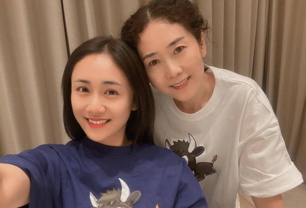 刘芸晒与母亲搞怪合照,直言:不及妈妈美,同框不像两母女