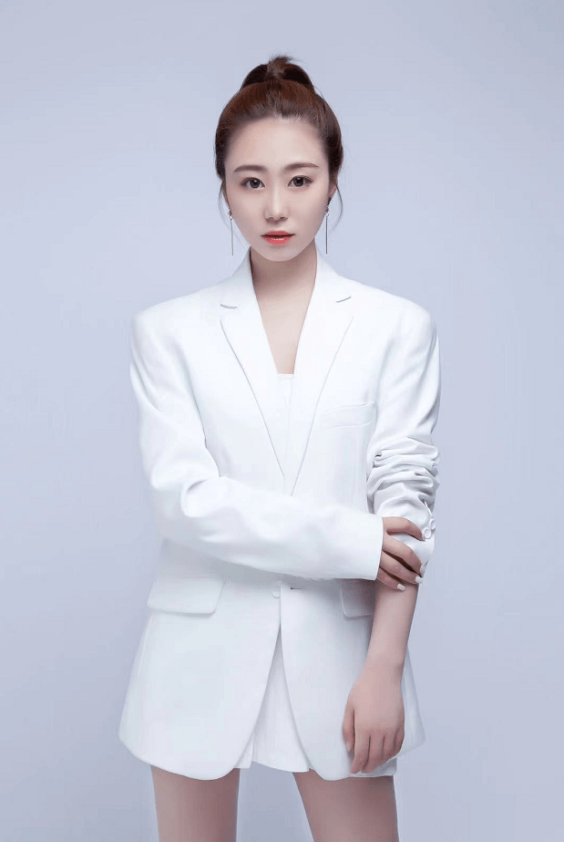 华语内地女歌手王可汐2021个人单曲《一个人的深夜》全网上线