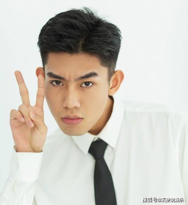 520当天张国政在社交平台上发文称"我张某搞对象了,我女朋友是个美女"