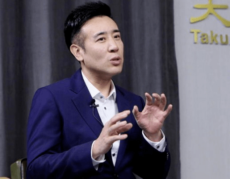 贫苦家庭出身的于和伟,靠姐姐的奶水喂养,成名后仍帮哥哥卖包子-老布娱乐网