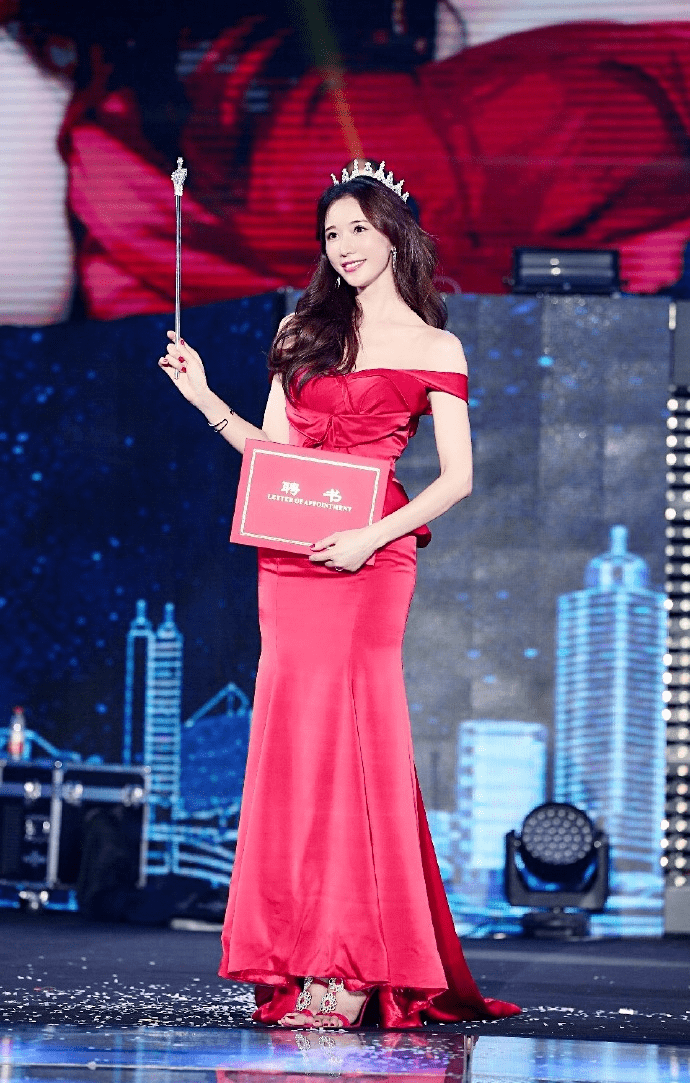 原创林志玲不愧是万人迷穿着金色连衣裙饱满身材挤得厉害不怕走光