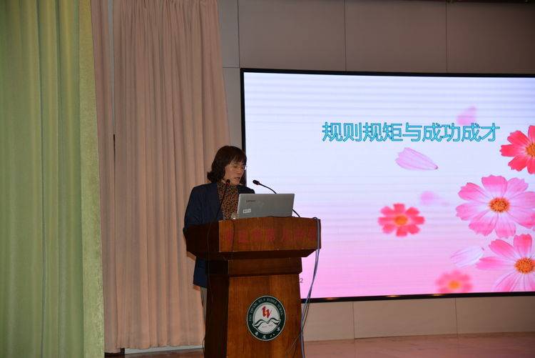 枣庄八中南校召开"推进家校共建 提升学生素养"家委会会议