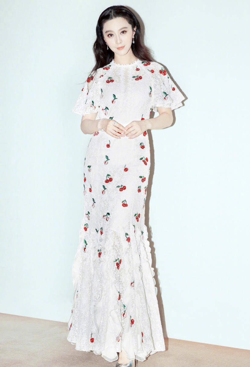 原创范冰冰国际范十足穿一袭黑色轻纱连衣裙亮相高贵典雅魅力四射