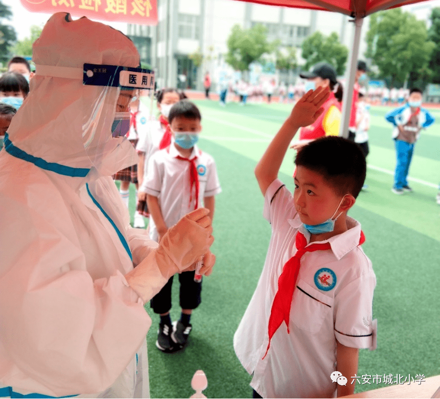 红领巾献给白衣天使图片