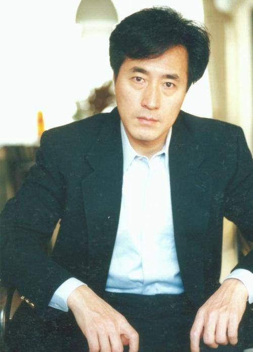 被徐帆视为恩人的杨立新,一生坚持4个一,今与儿子同剧飙戏_一家人