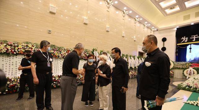 江姐於藍遺體告別式田華安慰於藍兒子田壯壯劉濤等送花圈