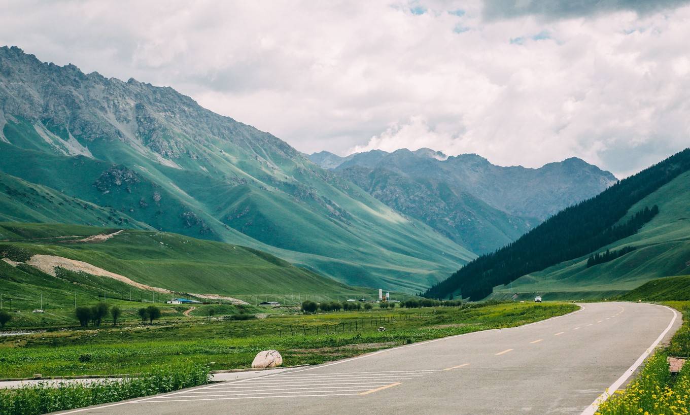 天山北麓伊犁河谷上超美的草原