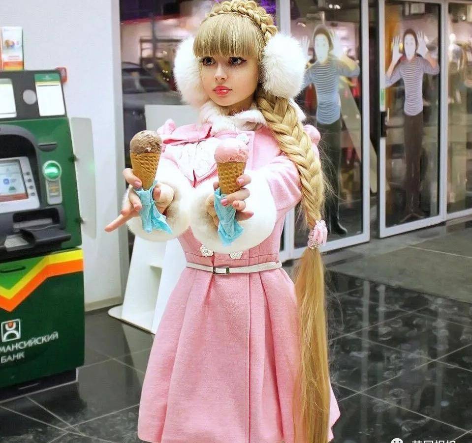 这对父母一边把angelica当成心智不成熟的孩子来宠,另一边却又在她未