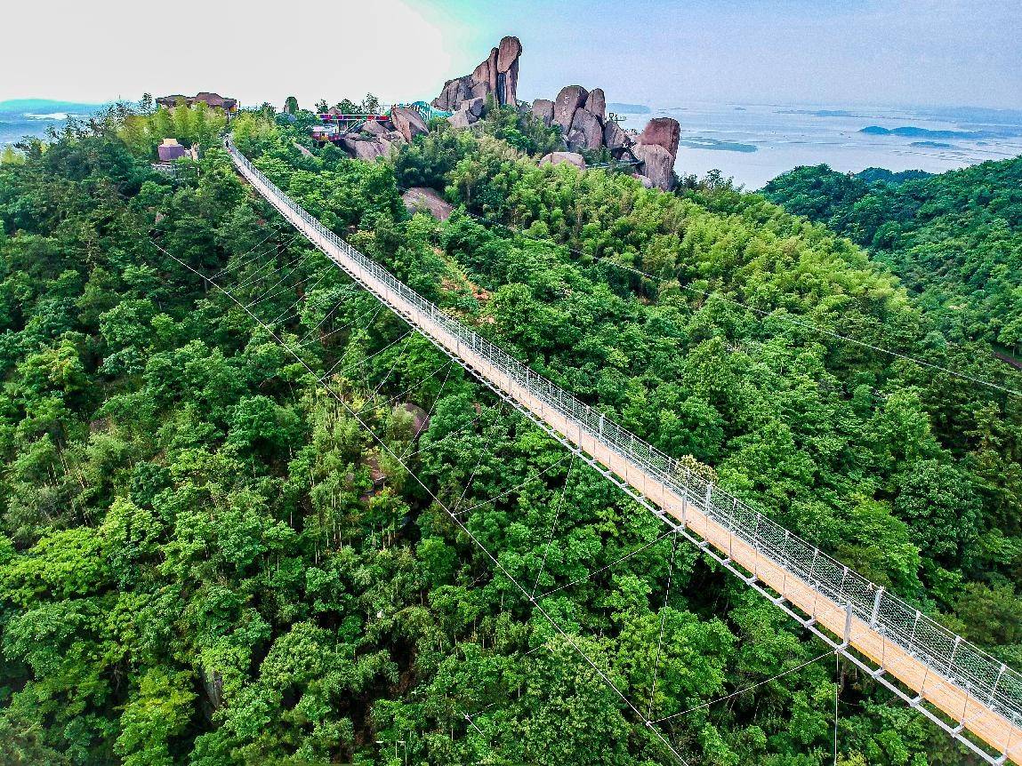 巨石山过江龙吊桥图片