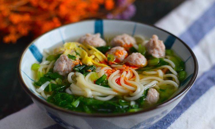 这食谱,我用面食搭配肉丸子,做法比较简单,也比较营