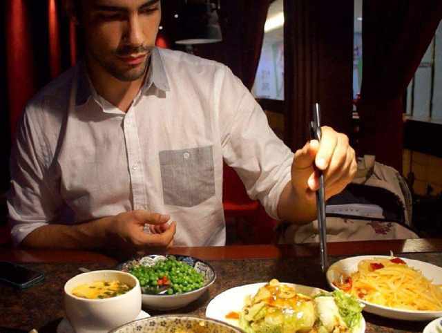 外国人吃中国菜 09e3b87b893f4a68b8ced07ed869f97e.jpeg